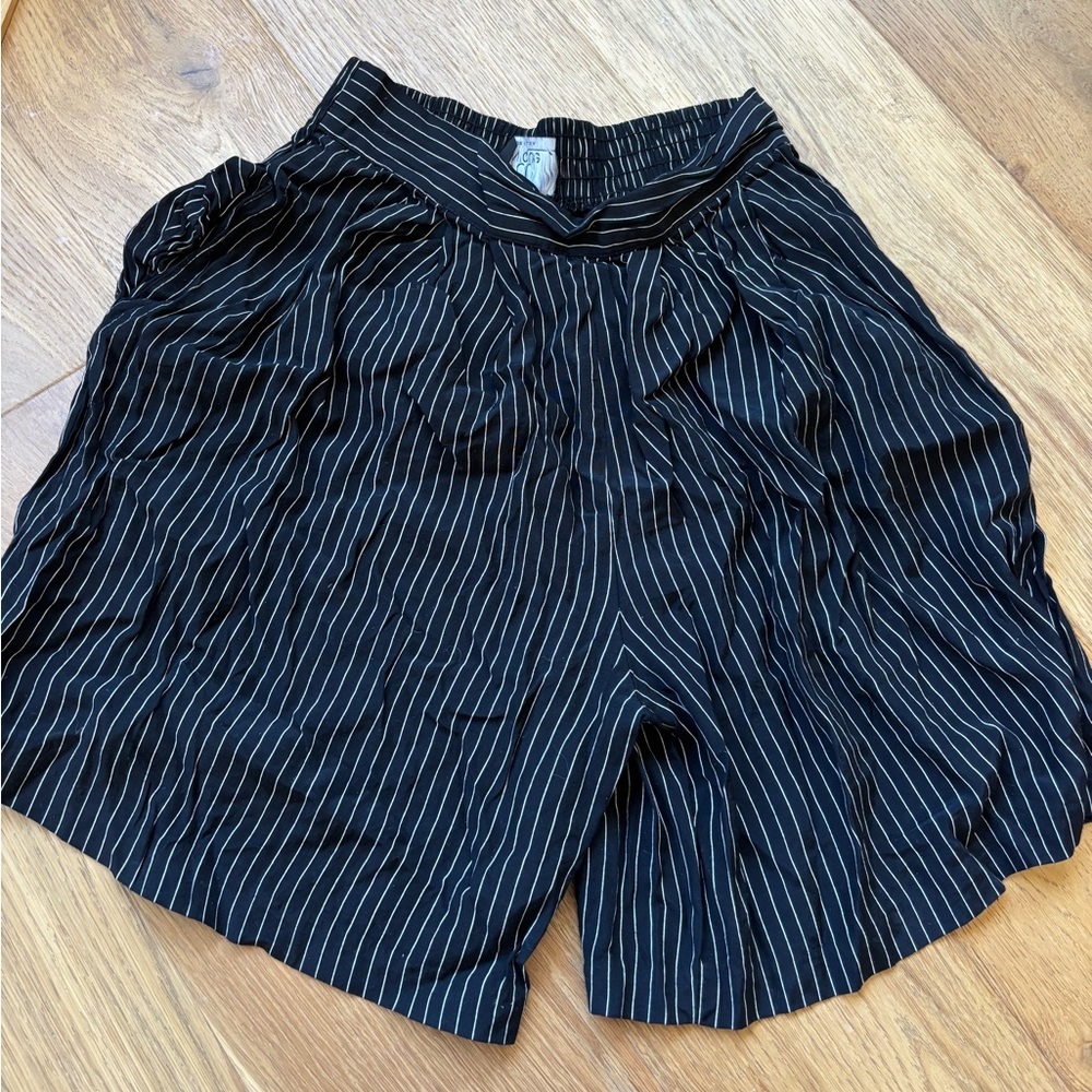 Vintage 90’s younique pin stripe shorts womens medium